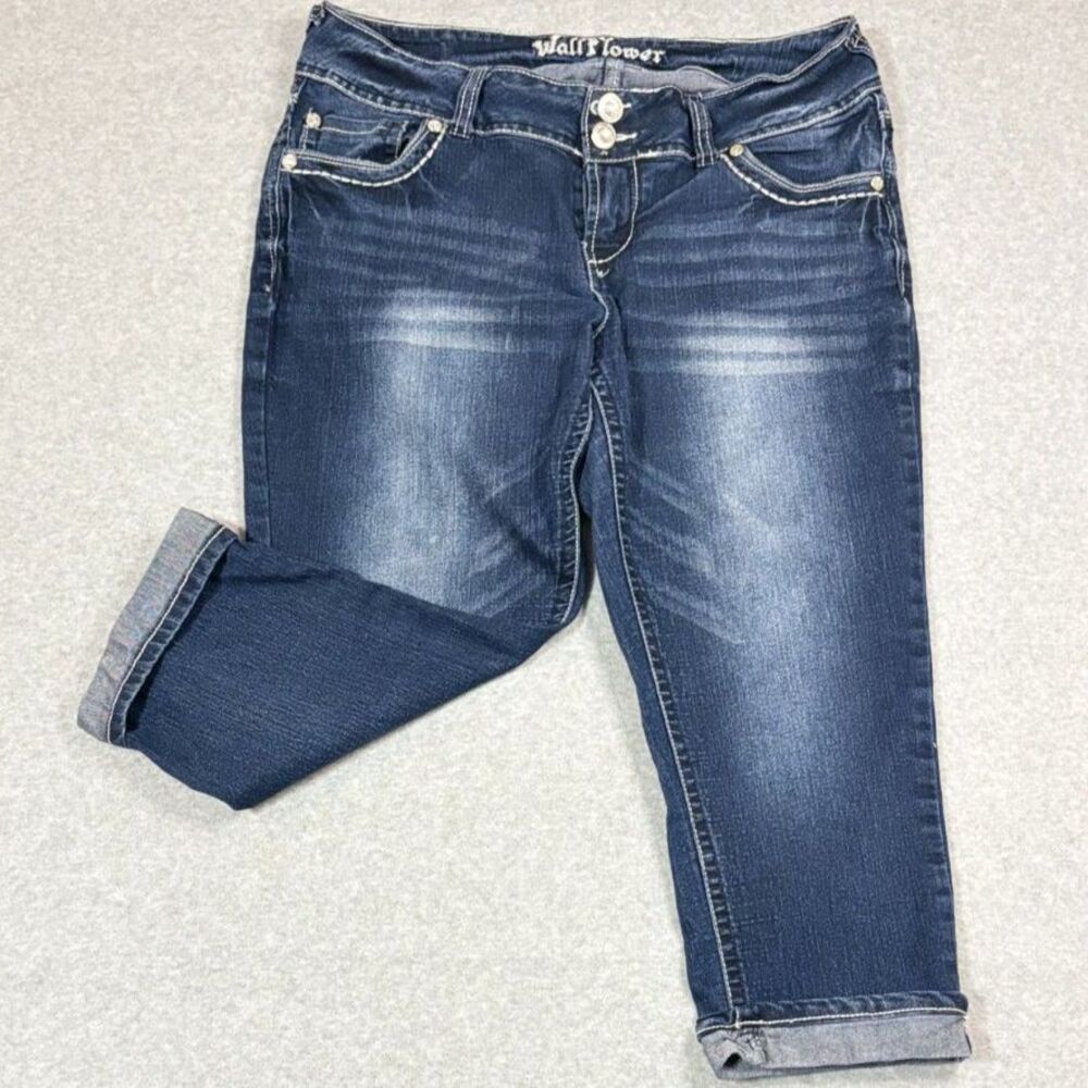WallFlower Women’s Size 13 Capri Jeans Embellished Pocket Dark Wash Stretch